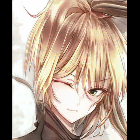 Primer plano de una chica de anime con cabello rubio guiñando un ojo