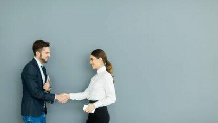 Hombre de negocios y mujer de negocios se dan la mano, lo que significa un acuerdo o asociación exitosa.