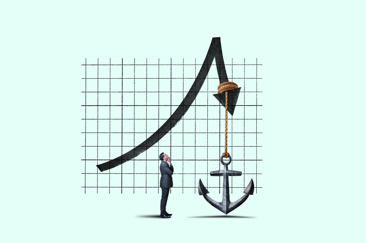 Un empresario observa el gráfico de tendencia bajista del mercado, lastrado por un ancla. Invierte en un mercado bajista.