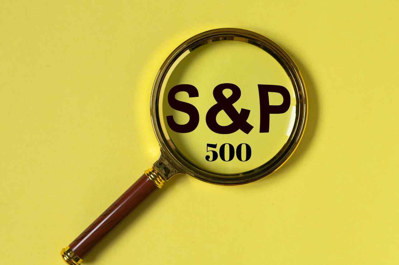 Lupa enfocada en el índice S&P 500