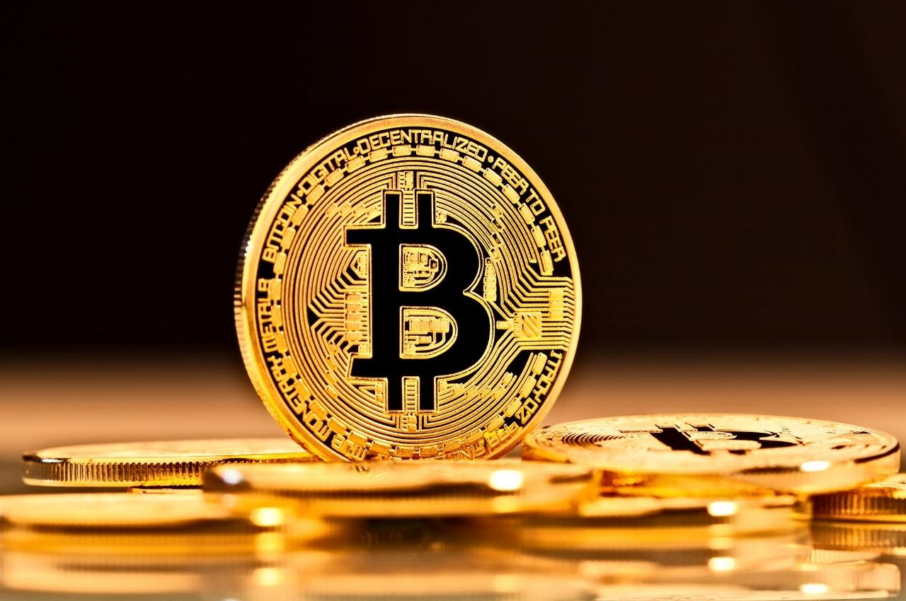 Monedas Bitcoin de oro; invierta en Bitcoin hoy.