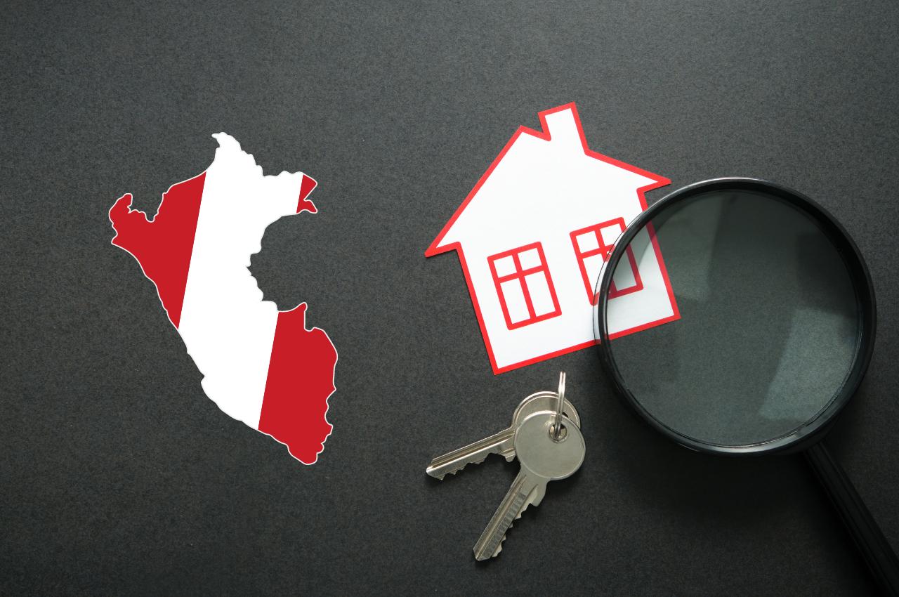 Mapa de la bandera peruana, icono de casa, llaves, lupa; inversión inmobiliaria en Perú.