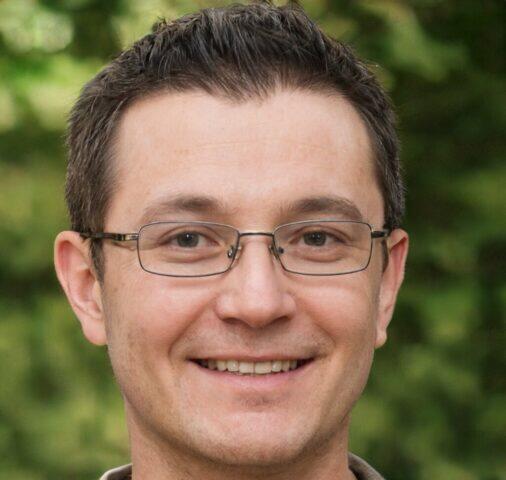 Hombre amable con gafas sonriendo al aire libre
