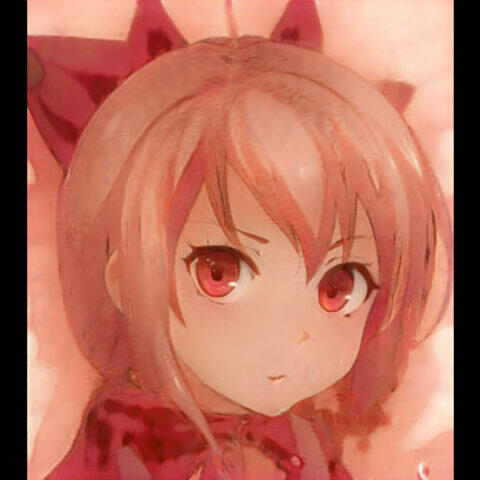 Retrato de un personaje de anime con cabello corto y rosa, ojos rojos, y orejas de gato, en un fondo suave y difuso.