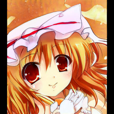 Niña anime con cabello rubio y ojos grandes, vistiendo un sombrero blanco con cinta roja, sonríe con expresión dulce. Fondo naranja con detalles suaves.