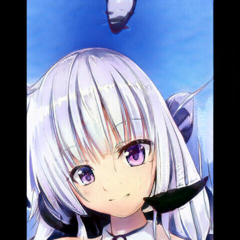 Retrato de un personaje de anime con cabello blanco y ojos morados, rodeado de un fondo azul. El personaje muestra una expresión amigable y lleva un collar.